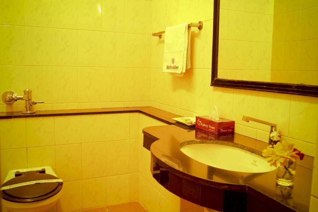 Yasodha Towers Hotel Hosūr Exterior foto